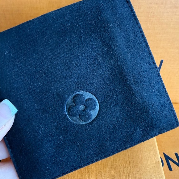 💋NEW💋Louis Vuitton Black compact pouch. - Picture 5 of 8
